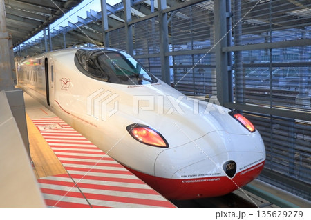 長崎駅で出発を待つ西九州新幹線かもめ 長崎駅で出発を待つ西九州新幹線かもめ 135629279