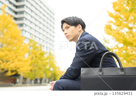 街路樹のあるオフィス街とスーツの男性 街路樹のあるオフィス街とスーツの男性 135629431