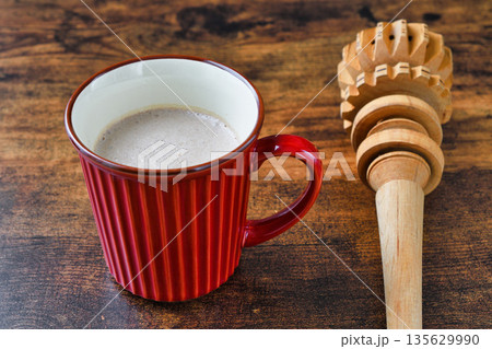 メキシコのモリニージョ(molinillo)とチョコラーテ (chocolate) メキシコのモリニージョ(molinillo)とチョコラーテ (chocolate) 135629990