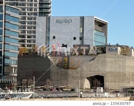 神戸の港から見えたミッフィービル 135630797