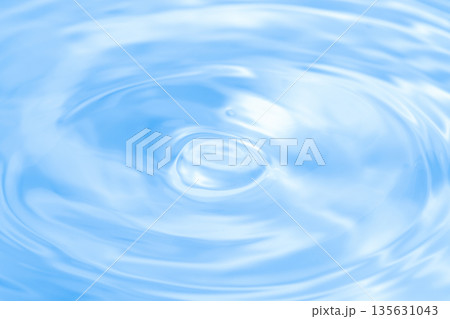 綺麗な水面の波紋 綺麗な水面の波紋 135631043