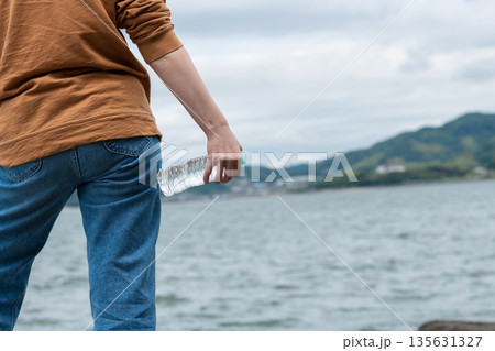 ペットボトルの水を持っている人 ペットボトルの水を持っている人 135631327