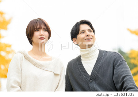紅葉している公園でデートをする男女 紅葉している公園でデートをする男女 135631335