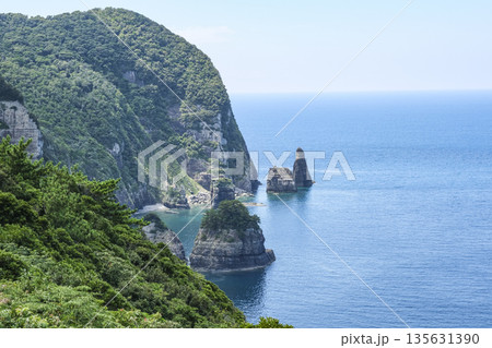 下甑島のふれあいパーク鹿島から見る切り立った海岸線 135631390