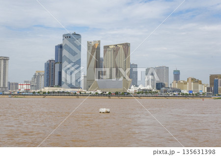 メコン川から眺めるプノンペンの都市景観 135631398