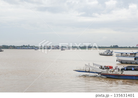 メコン川を横断するプノンペンのフェリー乗り場 メコン川を横断するプノンペンのフェリー乗り場 135631401