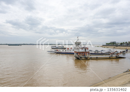 メコン川を横断するプノンペンのフェリー乗り場 135631402