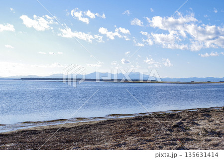 野付半島から見る野付湾と道東の山々 野付半島から見る野付湾と道東の山々 135631414