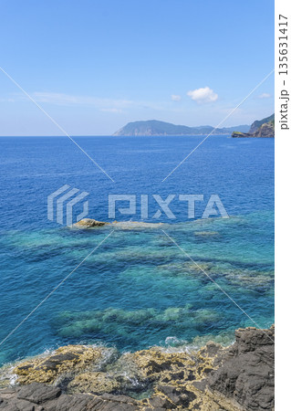 甑大橋から見る中甑島の荒々しい海岸線 甑大橋から見る中甑島の荒々しい海岸線 135631417