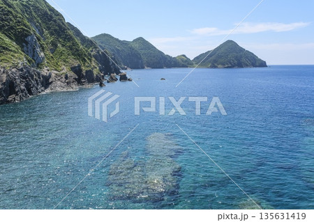 甑大橋から見る中甑島の荒々しい海岸線 135631419