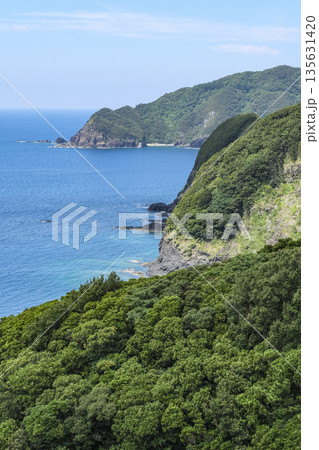 下甑島のふれあいパーク鹿島から見る切り立った海岸線 下甑島のふれあいパーク鹿島から見る切り立った海岸線 135631420