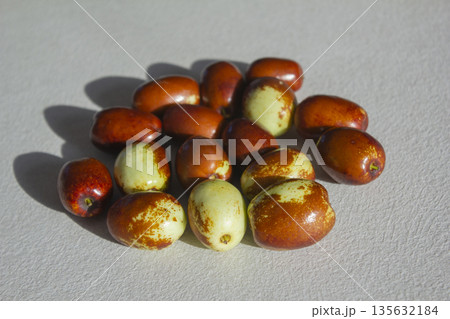 These are dates that are ripening red. 135632184