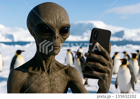 ペンギンをバックに自撮りする宇宙人 135632202
