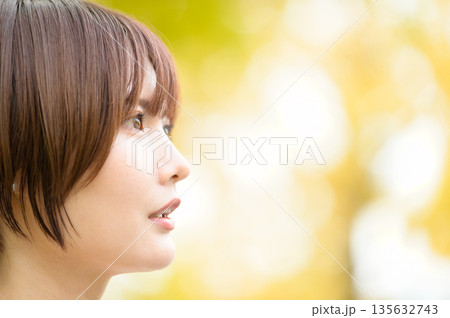 紅葉を背景にした女性の横顔 135632743
