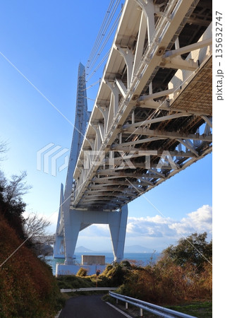 岩黒島より眺めた瀬戸大橋の真下(与島方面の風景) 岩黒島より眺めた瀬戸大橋の真下(与島方面の風景) 135632747