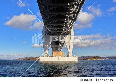 岩黒島より眺めた瀬戸大橋の真下(本州 鷲羽山方面の風景) 岩黒島より眺めた瀬戸大橋の真下(本州 鷲羽山方面の風景) 135632749