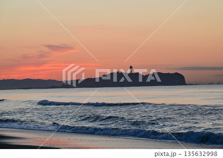 辻堂海岸の日の出 135632998