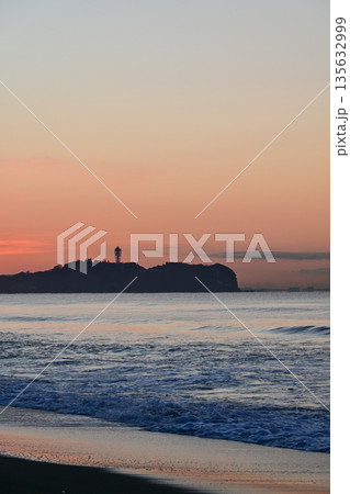 辻堂海岸の日の出 135632999