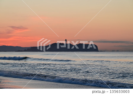 辻堂海岸の日の出 135633003