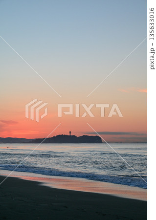 辻堂海岸の日の出 135633016