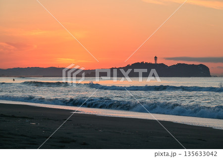 辻堂海岸の日の出 135633042
