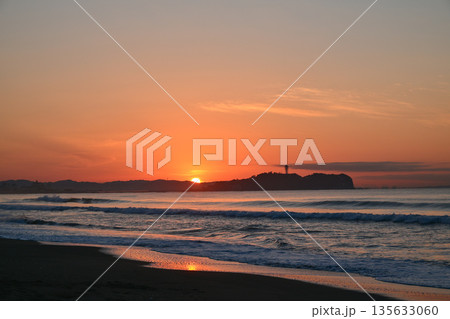 辻堂海岸の日の出 135633060