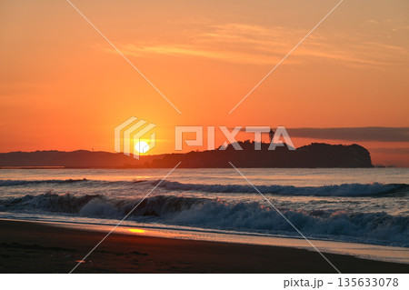 辻堂海岸の日の出 135633078