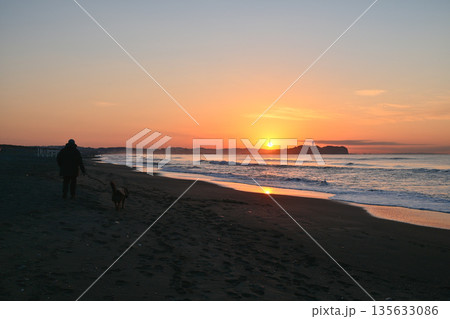 辻堂海岸の日の出 135633086