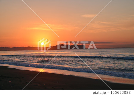 辻堂海岸の日の出 135633088