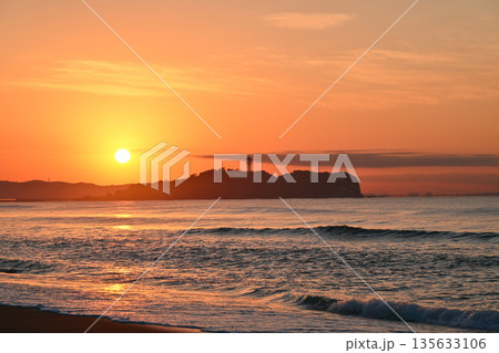 辻堂海岸の日の出 135633106