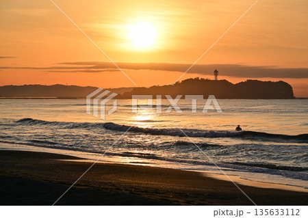 辻堂海岸の日の出 135633112