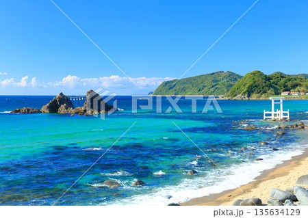 【福岡県】快晴の桜井二見ヶ浦の夫婦岩と白鳥居（糸島） 135634129