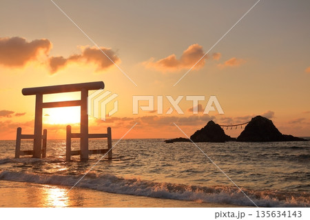【福岡県】桜井二見ヶ浦の夫婦岩と白鳥居の夕焼け（糸島） 135634143