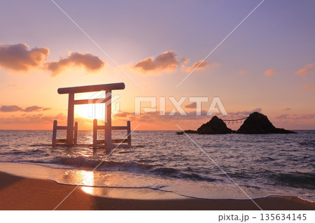 【福岡県】桜井二見ヶ浦の夫婦岩と白鳥居の夕焼け(糸島) 【福岡県】桜井二見ヶ浦の夫婦岩と白鳥居の夕焼け(糸島) 135634145