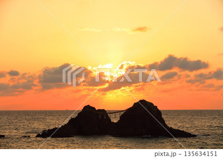 【福岡県】桜井二見ヶ浦の夫婦岩の夕焼け（糸島） 135634151