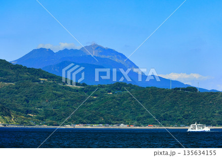 【熊本県】晴天の雲仙普賢岳と島鉄フェリー 【熊本県】晴天の雲仙普賢岳と島鉄フェリー 135634155