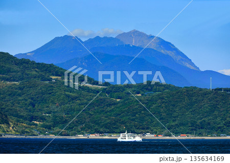 【熊本県】晴天の雲仙普賢岳と島鉄フェリー 【熊本県】晴天の雲仙普賢岳と島鉄フェリー 135634169