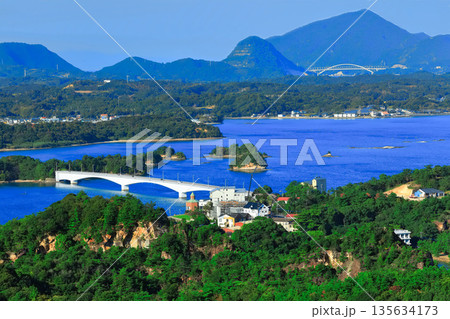 【熊本県】晴天の天草松島と天草五橋（天草パールライン） 135634173
