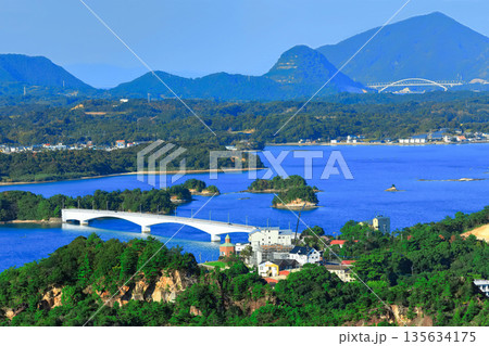 【熊本県】晴天の天草松島と天草五橋（天草パールライン） 135634175