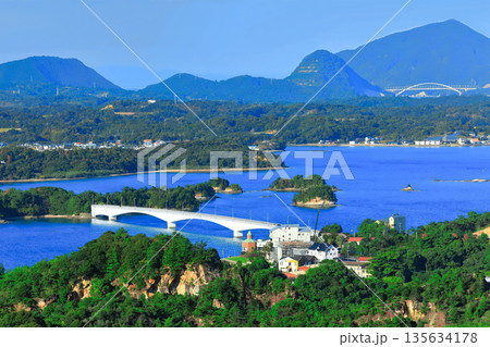 【熊本県】晴天の天草松島と天草五橋（天草パールライン） 135634178
