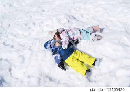 雪の上で寝転ぶ子供達 雪の上で寝転ぶ子供達 135634294