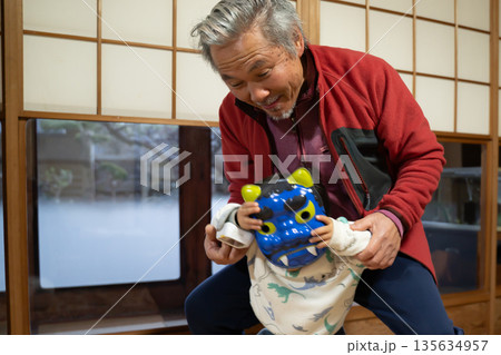 節分に孫と遊ぶ祖父 135634957
