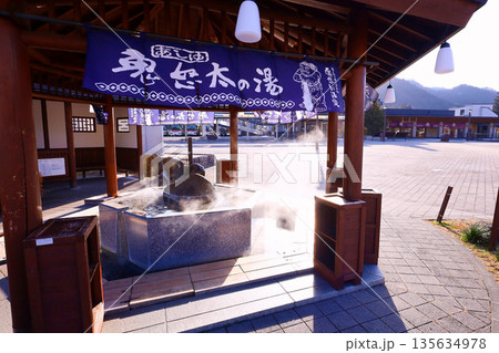 日光市　鬼怒川温泉駅前の足湯（鬼怒太の湯） 135634978