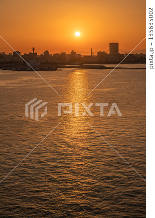 日本の横浜都市景観関内駅前のベースゲート横浜関内タワー氷川丸などを望む 135635002