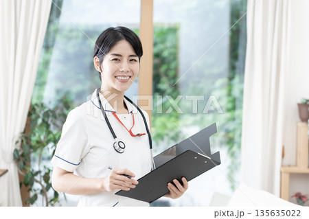 若い女性看護師　訪問看護　在宅医療 135635022