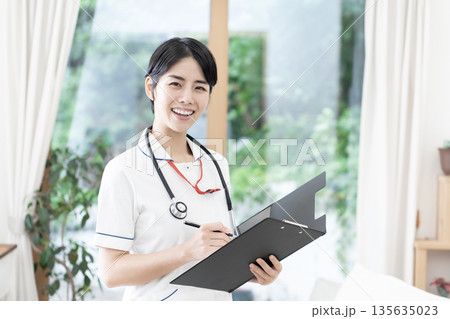 若い女性看護師　訪問看護　在宅医療 135635023