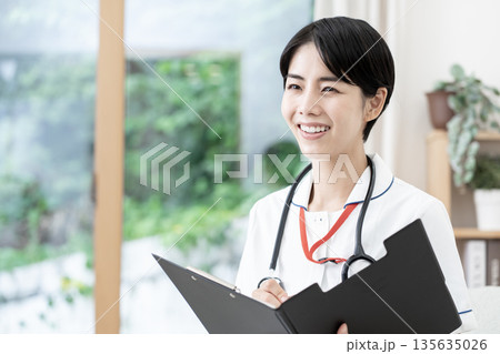 若い女性看護師 訪問看護 在宅医療 若い女性看護師 訪問看護 在宅医療 135635026