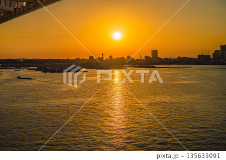 日本の横浜都市景観関内駅前のベースゲート横浜関内タワーや氷川丸、飛鳥Ⅲなどを望む 135635091