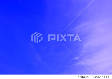 雲のある青空(壁紙素材) 雲のある青空(壁紙素材) 135635111