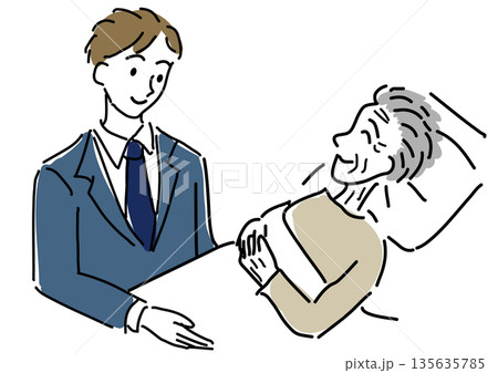 高齢者を介護する会社員男性、ビジネスケアラー 高齢者を介護する会社員男性、ビジネスケアラー 135635785